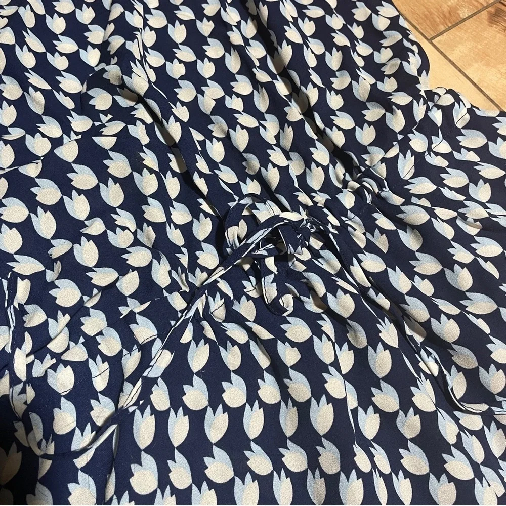 Rose & Olive - floral v-neck shorts romper - women’s size small - blue white‎